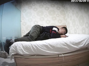 锅盖头小青年与外表清纯眼镜妹开房造爱斯文眼镜妹身材真好皮肤光滑白嫩被操完了还偷看男友洗澡对白清晰