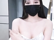 高颜值长相甜美舞蹈学院妹子脱衣舞诱惑 吊带装边扭边脱掉很是诱人道具JJ抽插骑乘