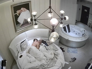 精品酒店豪华套房光头佬和情人开房偷情中午吃了大蒜妹子嫌他有臭味不愿和他干就强搞