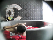 香奈儿情趣套房偷拍庞克头小伙和身材不错的女友闺蜜约啪下面逼毛特别性感