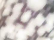 气质白嫩美少妇大白天在莲花上勾搭陌生小哥哥野外大战口爆吞精样子特淫骚