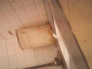 黄裙子宝妈躲在厕所手淫 左右累了换右手,蹲着累了站着抠