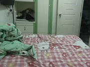 广东男出租屋激战刚认识的性感包臀连体衣美女,美女骚的连内裤都不穿,无毛白虎美女连肏2次,颜值一流.方言对白!