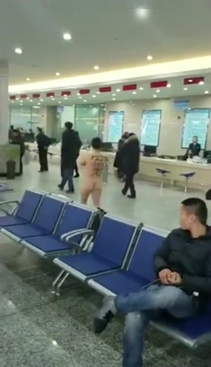 最新流出门事件背上写了个大字的大波妹突然在办证大厅脱光光大声述说