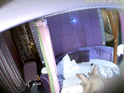 小伙儿带着自己女朋友开房打炮 轮流在上面 女友叫床声很淫荡