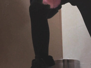 国内大神潜入商场女厕偷拍到好几个妹子都是黑丝哦