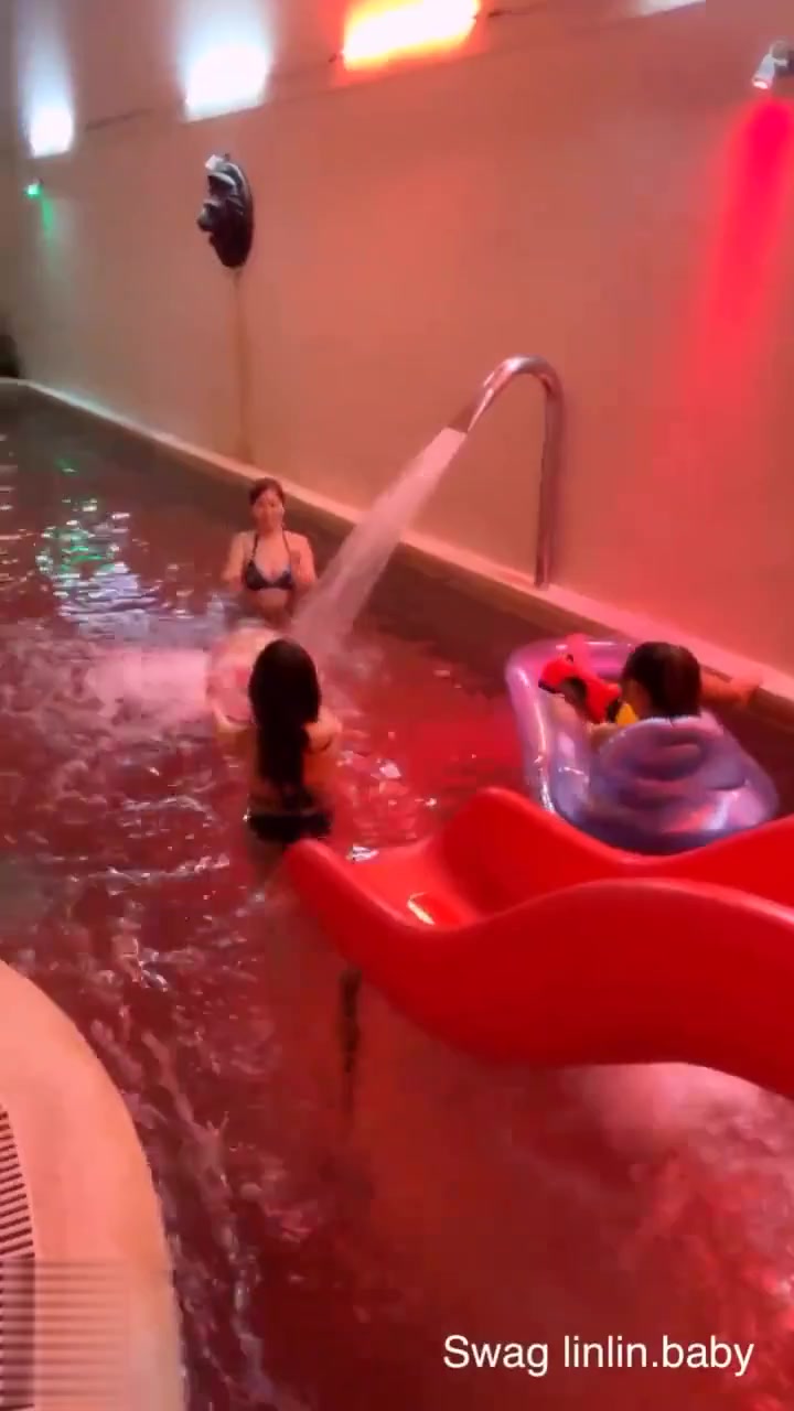 爆乳女神『林BABY』泳池多人杂交派对实录青春洋溢的嬉闹转眼间就变成最淫乱的多人杂交