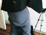 “舒服吧老头明天当我干爹好不好”对白搞笑淫荡70来岁J8还很大的老头被超骚的熟女鸡爽的不要不要的