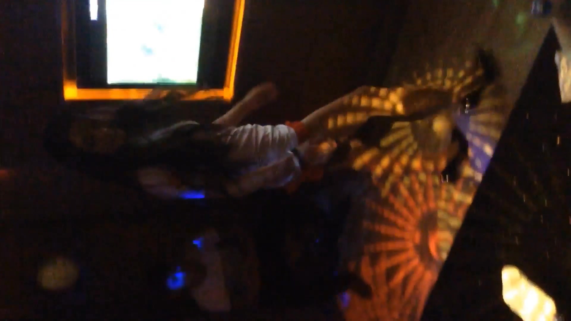 KTV包厢房公主跳艳舞小伙子受不了直接脱光屌硬硬的口交坐插太刺激门没守住进来人吓尿了还说不能玩这个违法