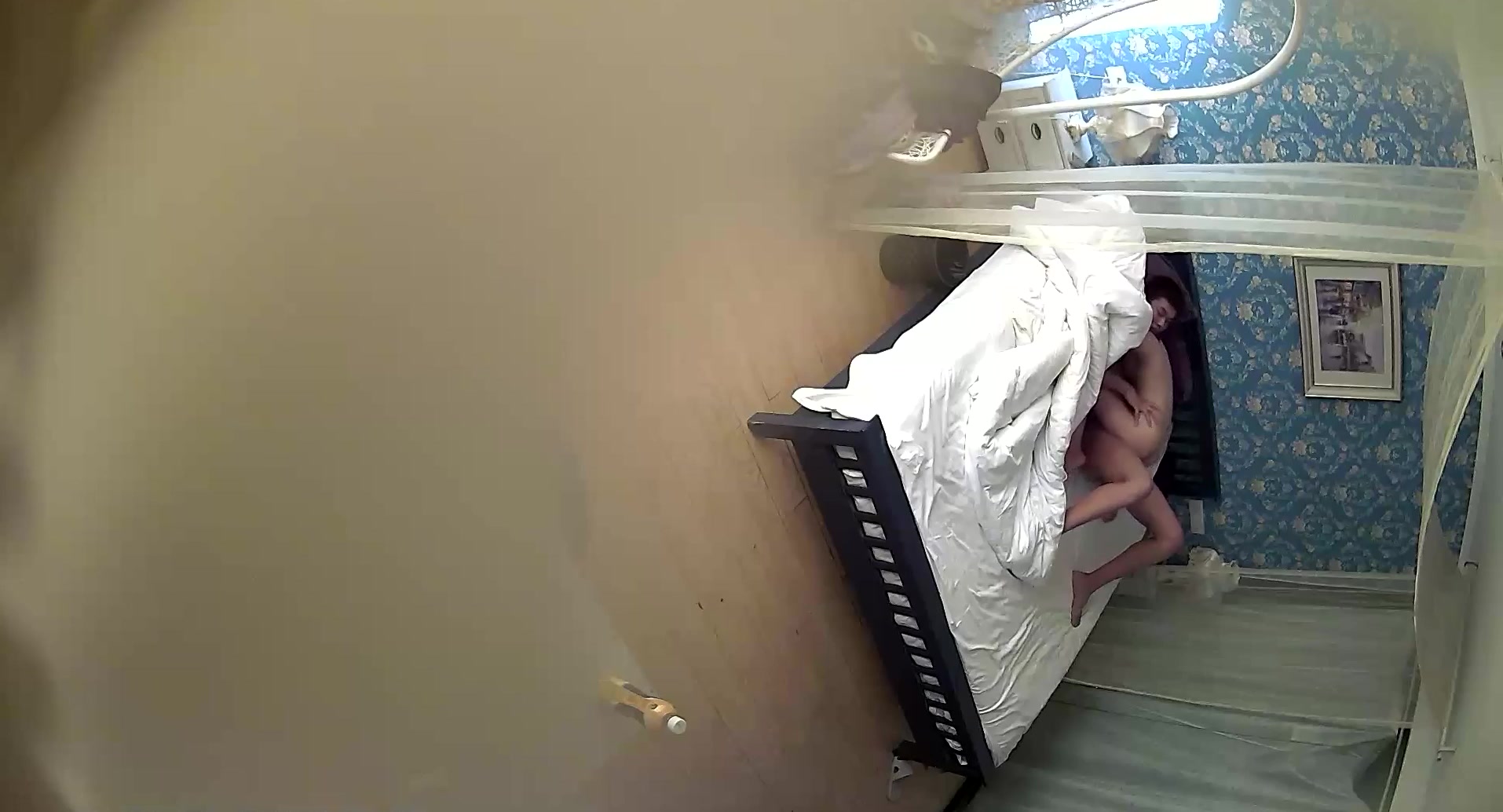 校园旁主题钟点房TP周末休息热恋小情侣出来开房造爱妹子吃肉棒的技术略显生熟啪啪一顿猛输出射肚子上