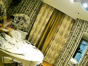 特色酒店蝴蝶房偷拍猴急小伙和少妇偷情衣服都未脱就压着人家啃个不停