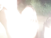 金牌小可晚上和炮友驾车户外车震，车后座多种姿势猛操再到车外路中间开干，路上尿尿非常诱人