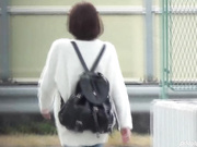 盗站流出变态男公共场合连拍3位内急难耐气质美女找个隐蔽地方嘘嘘尿了一大片双镜头