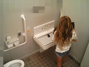 盗站流出游泳池更衣室偷放摄像头偷拍几个女泳客更换泳衣