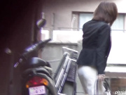 盗站最新流出长焦距连拍3位气质美眉户外内急难耐找个没人的地方嘘嘘尿的哗哗响尿湿一大片双视角