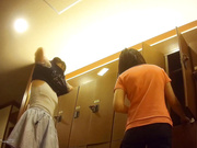 专业盗站新流出女偷拍客潜入洗浴中心更衣室近距离偷拍几个年轻裸体