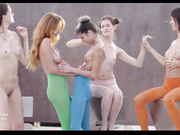 高质量U精品大作5位身材极品肤色不一的美女嫩模透明丝袜搔首弄姿全裸抹油互摸诱人展示画面唯美诱人1080P原档