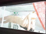 偷拍楼下夫妻一起洗澡