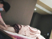 SPA會所光頭佬大叔約了個豐滿熟女人妻技師大保健服務 毒龍吹簫推油絕對爽歪歪 露臉高清