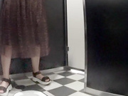 廁拍大神潛入商場公共衛生間全景偸拍好多年輕氣質美女如廁 動作優雅顏值身材看得讓人欲火焚身 原版高清