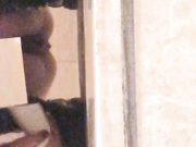 大屁股骚女上厕所 擦的真认真