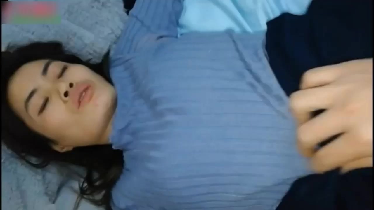 带高挑漂亮女同事家中做客,挑逗后没生气,赶紧撕破内裤爆插