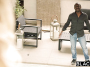 Blacked呈献：因为太害羞，她从来没敢告诉他，大黑屌有多重要