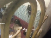 窗外偷窥工友强子哥和他媳妇啪啪这骚货还真臭美干着还照镜子