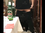 【全網推薦】【網曝門事件】濰坊包間事件！19歲濰坊女包間擦槍走火 翹美臀後入直接操 3男1女思維豬腳盡心盡力～720P高清原版