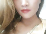 高顏值長發妹子鏡頭前現場表演洗澡 道具插逼自慰 呻吟淫水泛濫 逼逼得被玩腫了 對白淫蕩