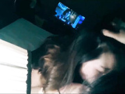 周末约两个老公不在家的丝袜少妇露脸玩3P完整版