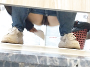 【全網首發】【最新廁拍】十一月底最新流出國內廁拍牛人神出鬼沒尾隨妹子進小區 商場公廁近距離偷拍 18人次顏值蠻高的值得收藏～原版高清