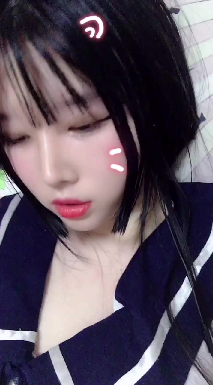 福利姬白丝学生制服窄小阴道口红扑扑的脸蛋真想咬一口