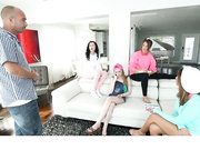 可爱的保姆女仆操客户以拯救不景气的俱乐部