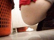 竟然让她发现了，在门口等着我，准备叫人来，还好我跑得快