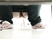 超男双镜头174考烙斯洞洞鞋学妹,夹着水帘开始小便