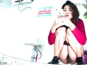 出租屋公共衛生間拍攝到的寂寞人妻少婦與老公如廁噓噓 兩人一直在聊天也不嫌有味 屌爆了 720P原版高清