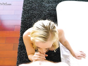 一个性感的金发美女和一个又大又圆的屁股贝利·布鲁克得到了一个粗暴而充满激情的性爱