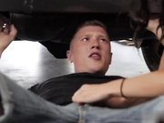 开放亚裔硬核丰满妹子和修车师傅玩起性爱3P