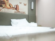 大奶骚女舔屌抬起双腿上位骑乘后入肥臀