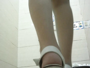 商场厕拍系列 面容清秀的妹子却有厚厚的阴唇