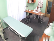 有大屁股的医院护士为了加薪而吮吸和操医生