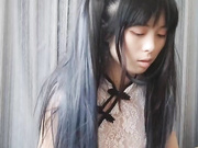 娇小可爱的妹子抱头插嘴想呕插BB疼到想哭