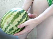 你绝对没见过人妖把西瓜中间挖个洞肉棒插入西瓜里