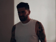 人妖跪地主动深喉吃鸡巴站立后入扭动屁股迎合