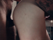 人妖跪地主动深喉吃鸡巴站立后入扭动屁股迎合