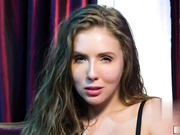 有曲线的大奶头莉娜·保罗双拳和汉克斯先生的假阴茎