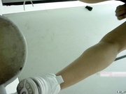 健身馆女厕偷拍富姐进门就发现厕所有异样居然还敢进去方便