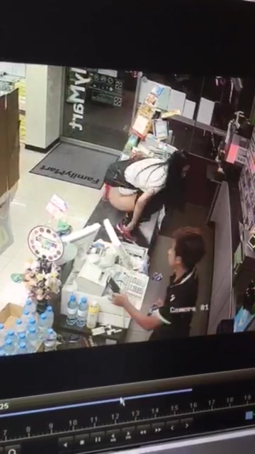 妹子是受了多大刺激 找不到厕所直接站到商店柜台上尿尿然后一饮而尽 男店员拉不动搞的不知所措 有对白