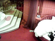 情趣酒店水滴监控TP高素质美女和瘦男友浴缸干到床上对白清晰